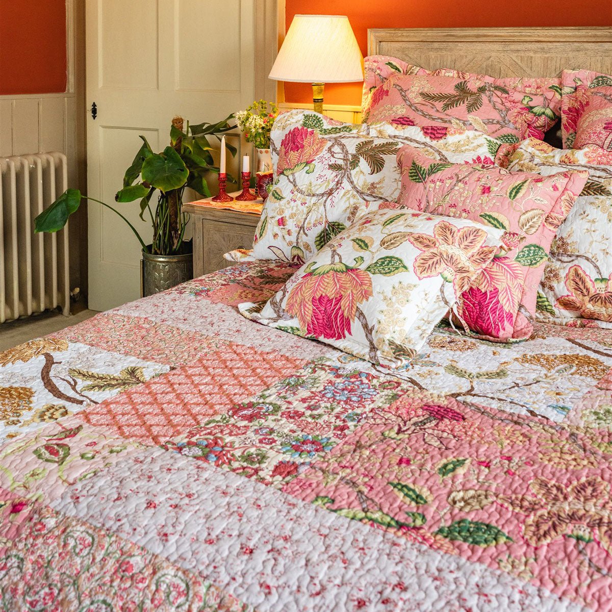 Constance Patchwork Bedspread pink - Forever England