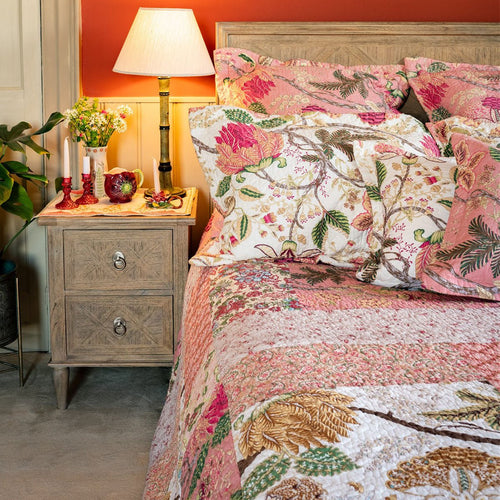Constance Patchwork Bedspread pink - Forever England