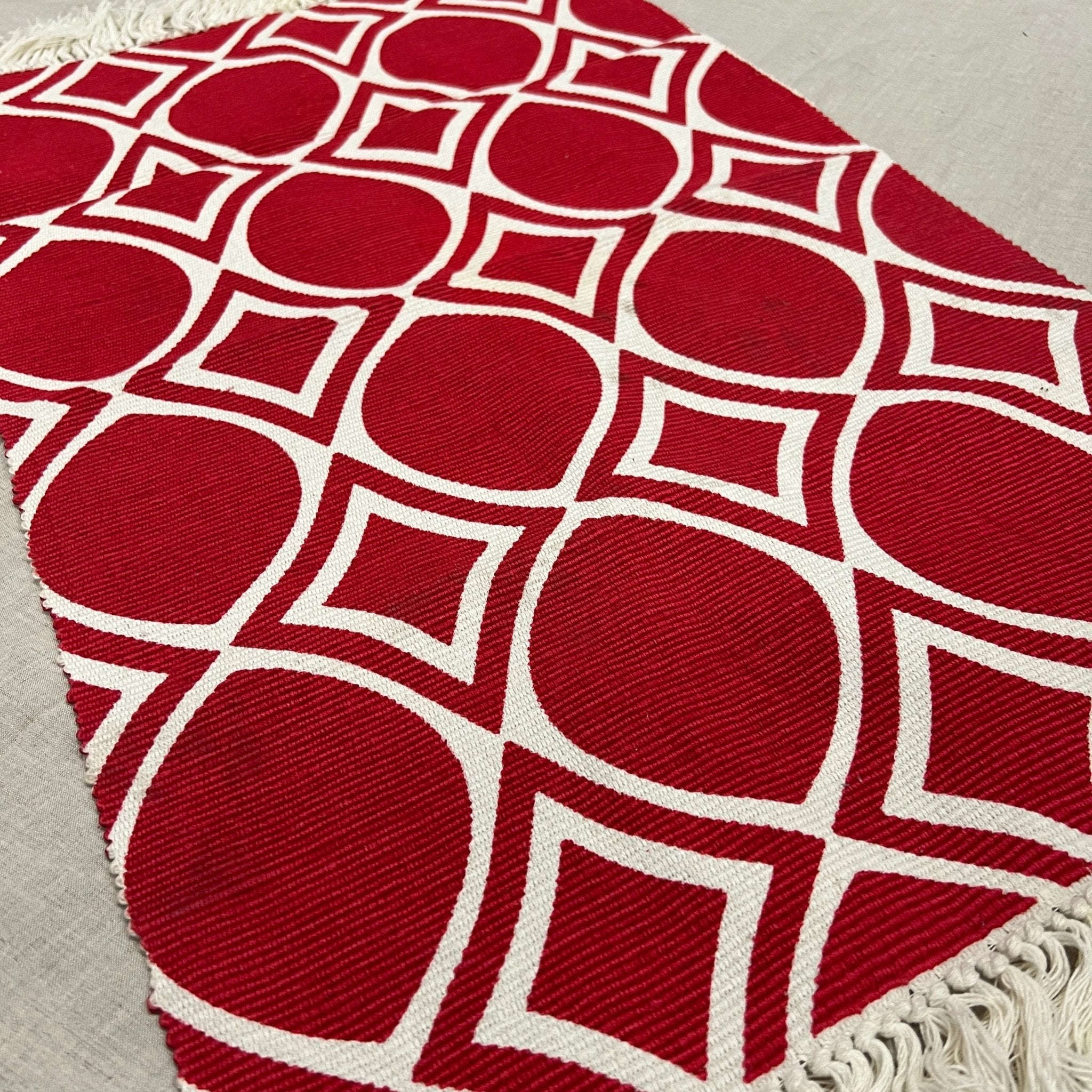 Retro Rug Red 90x120cm - Forever England